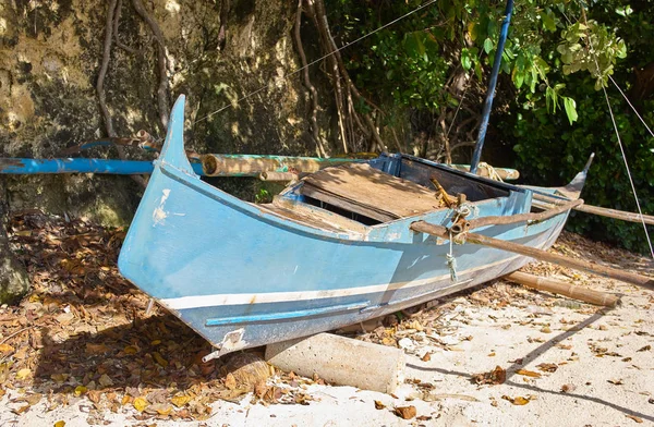 Bangka tekne sahilde, Filipinler duruyor