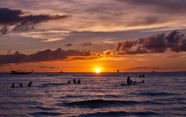 Belo pôr do sol na praia branca de Boracay, Filipinas — Fotografia de Stock