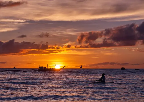 Hermosa puesta de sol en Boracay playa blanca, Filipinas — Foto de Stock