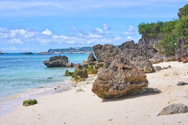 ホワイトビーチ ボラカイ島、フィリピンのロッキー ビュー — ストック写真