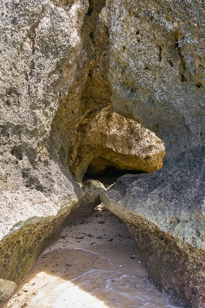 Tengeri barlang a rock mellett a partvonal, Boracay, Fülöp-szigetek — Stock Fotó