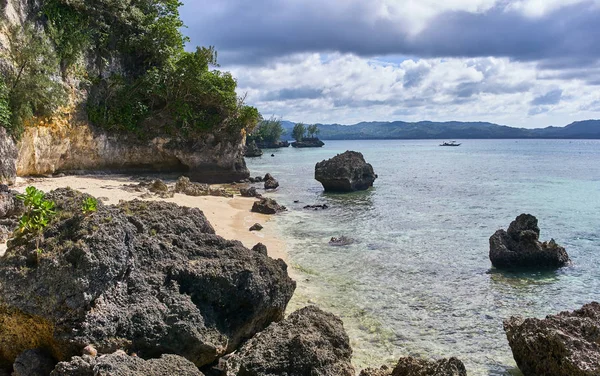ホワイトビーチ ボラカイ島、フィリピンのロッキー ビュー — ストック写真