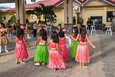 Bohol, Filipinler - 25 Kasım 2017: Kızlar Choco yakınındaki dans
