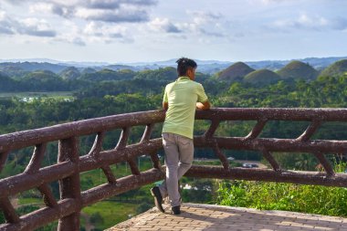 Adam ünlü Çikolata Hills, Bohol bir gün batımı manzarasına zevk ben