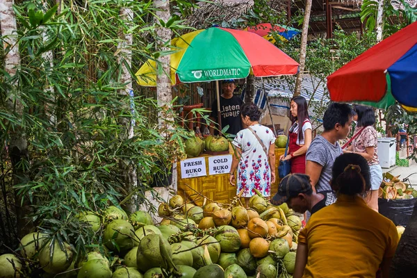 Bohol, Filipiny - 25 listopada 2017: Człowiek jest sprzedaż świeżych kokosów — Zdjęcie stockowe