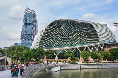 Singapur - Nobember 28, 2017: Esplanade görünümü Köprüsü