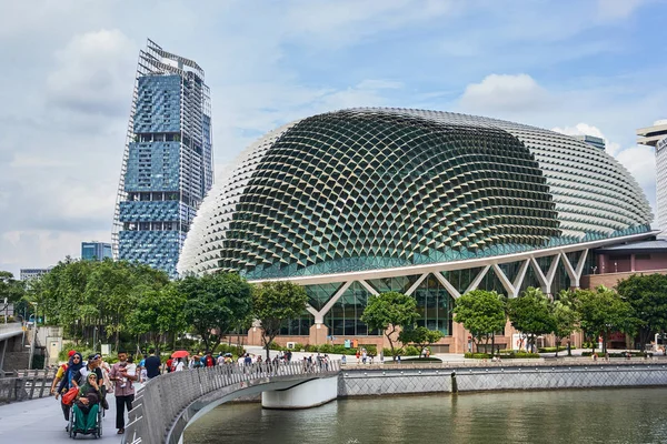 SINGAPORE - NOBEMBER 28, 2017: Esplanade view from the bridge — Stock Photo, Image