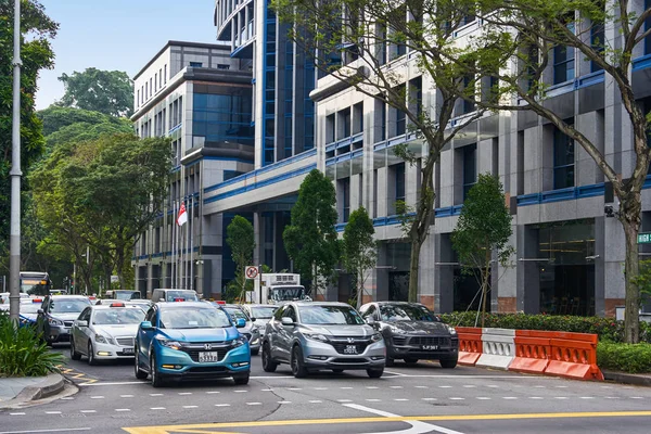 Singapur - Nobember 28, 2017: Şehir trafik sıkışıklığı