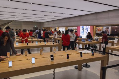 Singapur - 28 Kasım 2017: Apple store Orchard Road