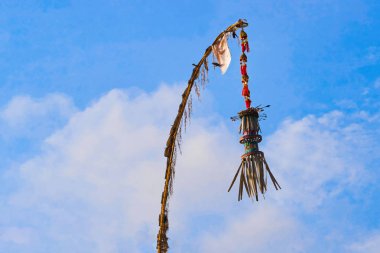 Penjor - sembol teşekkür ve Tanrı'nın büyüklüğü göster mavi gökyüzü