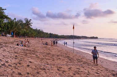 Bali, Endonezya - 3 Aralık 2017: Kuta beach günbatımında