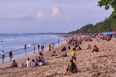 Bali, Endonezya - 3 Aralık 2017: Bir sürü insan vardır enjoing 