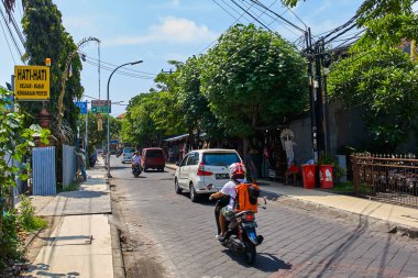 Bali, Endonezya - 6 Aralık 2017: Kuta şehir trafiği