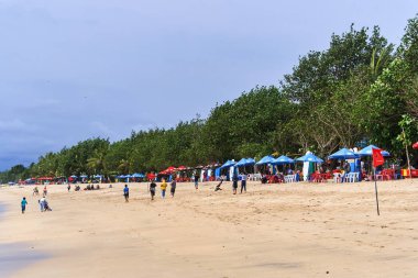 Denpasar, Endonezya - 6 Aralık 2017: Kuta plaj manzarası