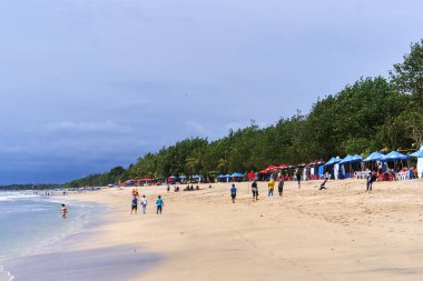 Denpasar, Endonezya - 6 Aralık 2017: Kuta plaj manzarası