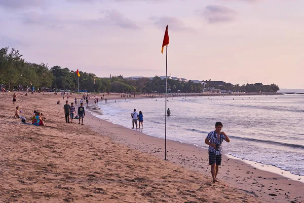 Bali, Endonezya - 3 Aralık 2017: Kuta beach günbatımında — Stok fotoğraf