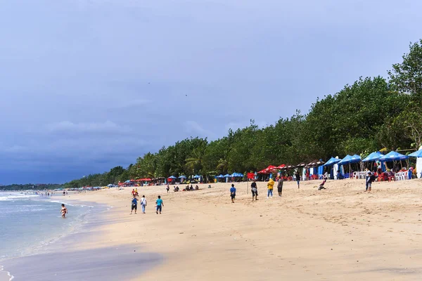 Denpasar, Endonezya - 6 Aralık 2017: Kuta plaj manzarası