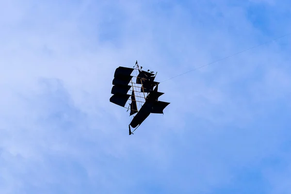 Kite no céu azul se parece com o navio — Fotografia de Stock
