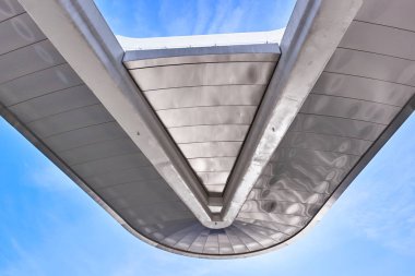 Moskova önündeki yaya köprüsü Zaryadye park yüzen