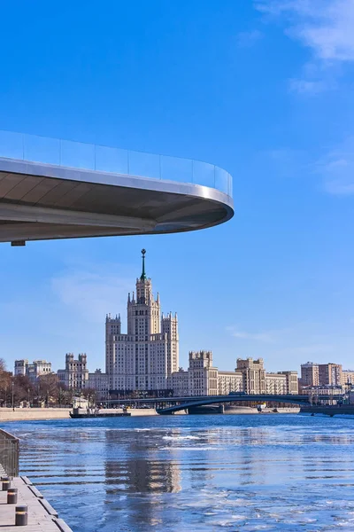 Pont piétonnier flottant parc Zaryadye, en face de la Moscou — Photo