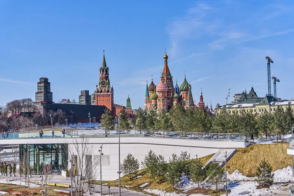 Gorgeous winter view on Kremlin from new and modern Zaryadye park — Stock Photo, Image