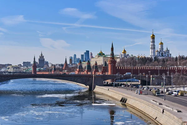 Vista do rio Moskva e do Kremlin a partir de nova ponte flutuante em Zaryadye — Fotografia de Stock