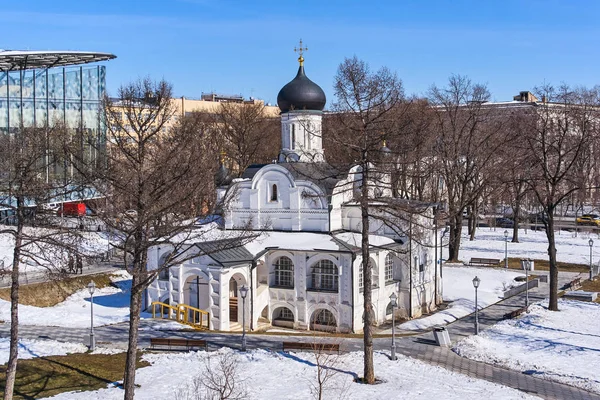 Eglise de la conception d'Anne vue d'hiver du parc moderne Zaryadye — Photo