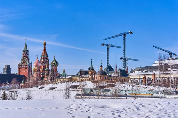 Великолепный зимний вид на Кремль с нового и современного парка "Зарядье" — стоковое фото