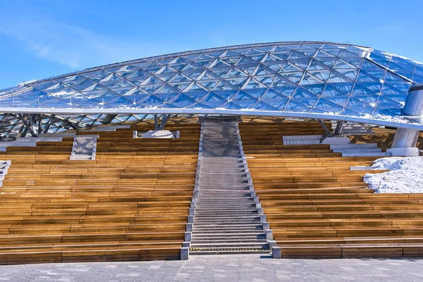 Neue philharmonische Gesellschaft und offenes Amphitheater im Zaryadye-Park — Stockfoto