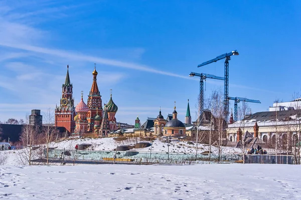 Чудова зима видом на Кремль від нових і сучасні Zaryadye парк — стокове фото