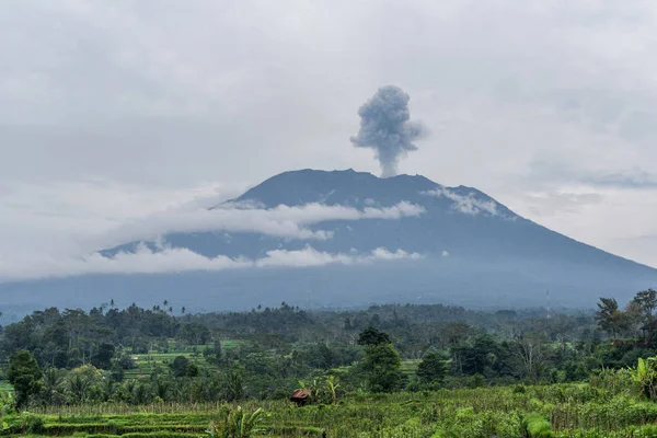 Vulcano Agung vista eruzione vicino risaie, Bali, Indonesia — Foto Stock