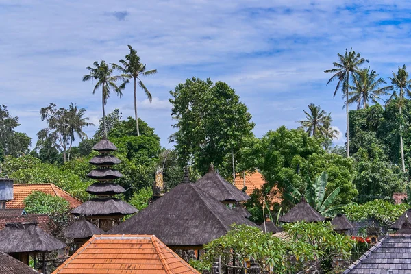 Bela vista da cidade de Ubud do telhado na ilha de Bali, Indone — Fotografia de Stock