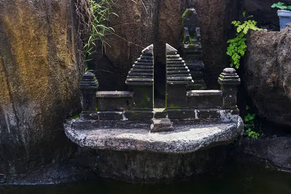 Porta de pedra religiosa em miniatura em Ubud, ilha de Bali, Indonésia — Fotografia de Stock