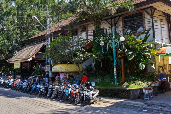 Ubud, Indonézia - 2017. December 8.: A város központjában — Stock Fotó