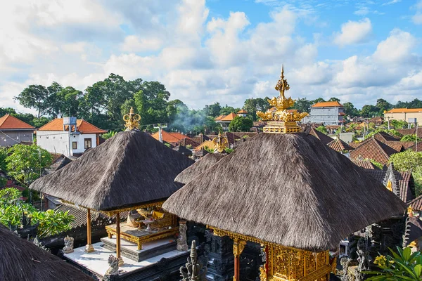 Hermosa vista de la ciudad de Ubud desde el techo de la isla de Bali, Indone — Foto de Stock