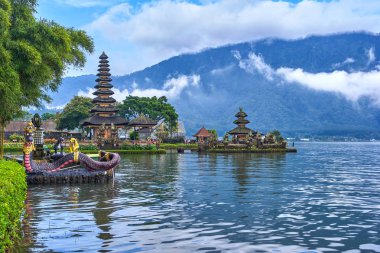 Endonezya 'nın Bali adasındaki Pura Ulun Danu Beratan tapınağı