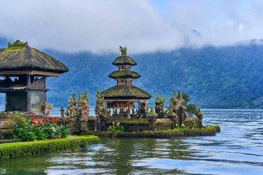 Endonezya 'nın Bali adasındaki Pura Ulun Danu Beratan tapınağı