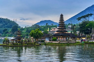 Endonezya 'nın Bali adasındaki Pura Ulun Danu Beratan tapınağı