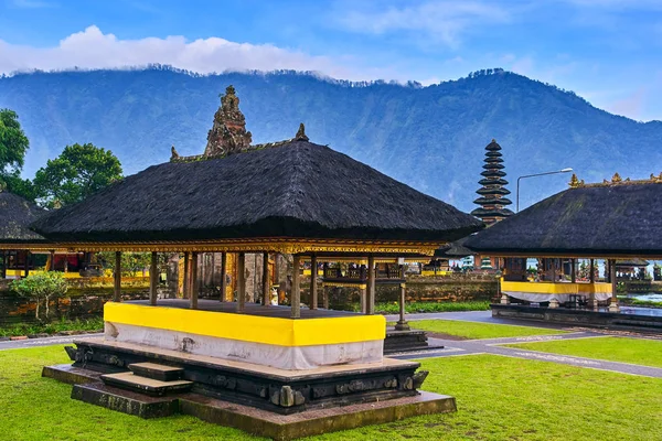 Pura Ulun Danu Beratan territory on Bali island, Indonesia — Stockfoto