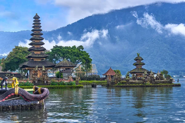 Pura Ulun Danu Beratan tempel på Bali ön, Indonesien — Stockfoto
