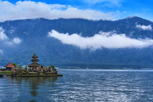 인도네시아 발리 섬에 있는 푸라 우 룬 다누 베 라탄 신전 — 스톡 사진