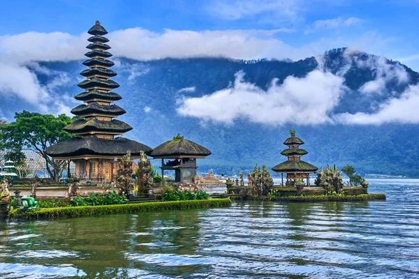 Pura Ulun Danu Beratan tempel på Bali ön, Indonesien — Stockfoto