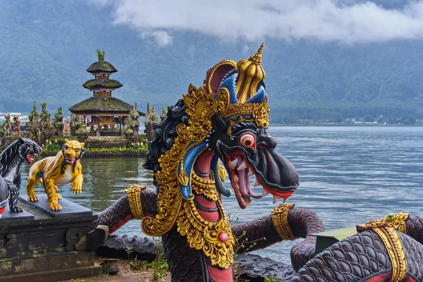 Drakar i Pura Ulun Danu Beratan territorium på Bali Island, Indo — Stockfoto