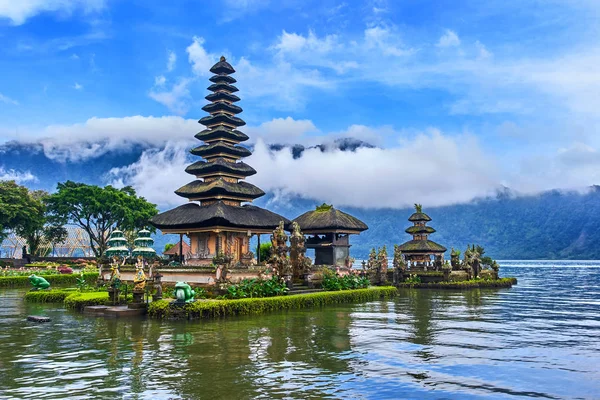 Endonezya 'nın Bali adasındaki Pura Ulun Danu Beratan tapınağı