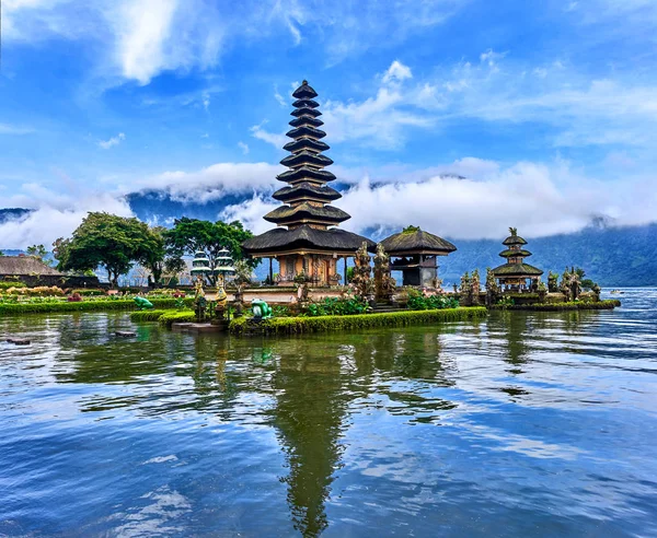 Pura Ulun Danu Beratan tempel på Bali ön, Indonesien — Stockfoto