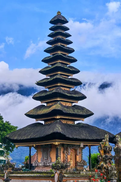 인도네시아 발리 섬에 있는 푸라 우 룬 다누 베 라탄 신전 — 스톡 사진