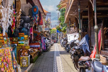 Ubud, Endonezya - 15 Aralık 2017: Hediyelik eşya pazarı