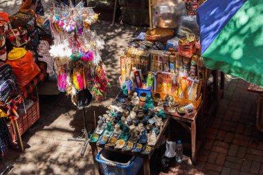 Ubud, Endonezya - 15 Aralık 2017: Hediyelik eşya pazarı