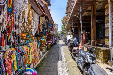 Ubud, Endonezya - 15 Aralık 2017: Hediyelik eşya pazarı