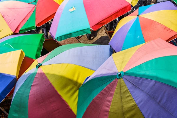 Guarda-chuvas coloridos no mercado asiático — Fotografia de Stock